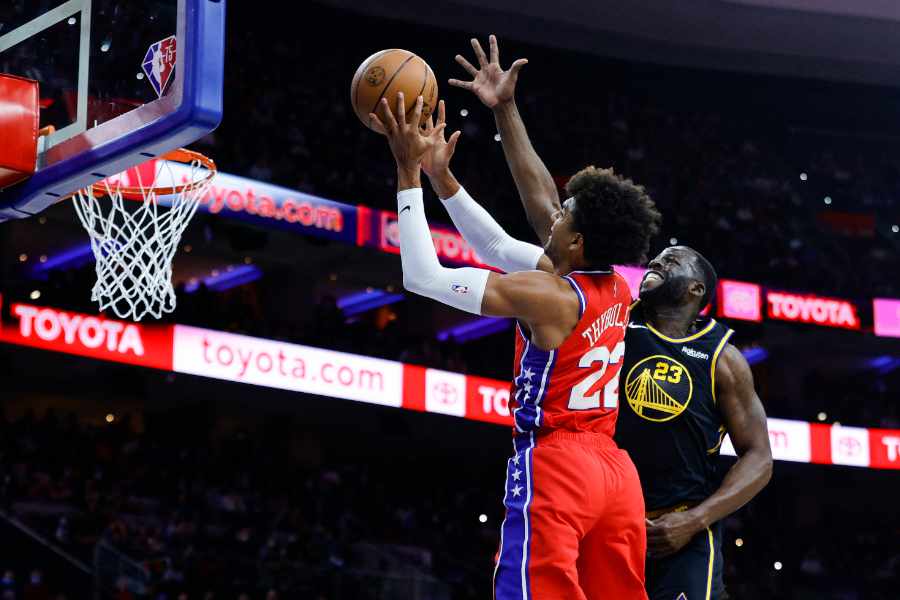 Matisse Thybulle Dunkt im Spiel gegen Draymond Green