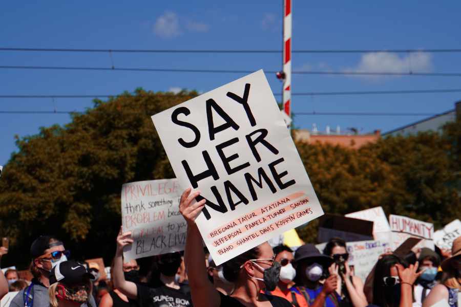 Protestanten mit "say her name" Schildern