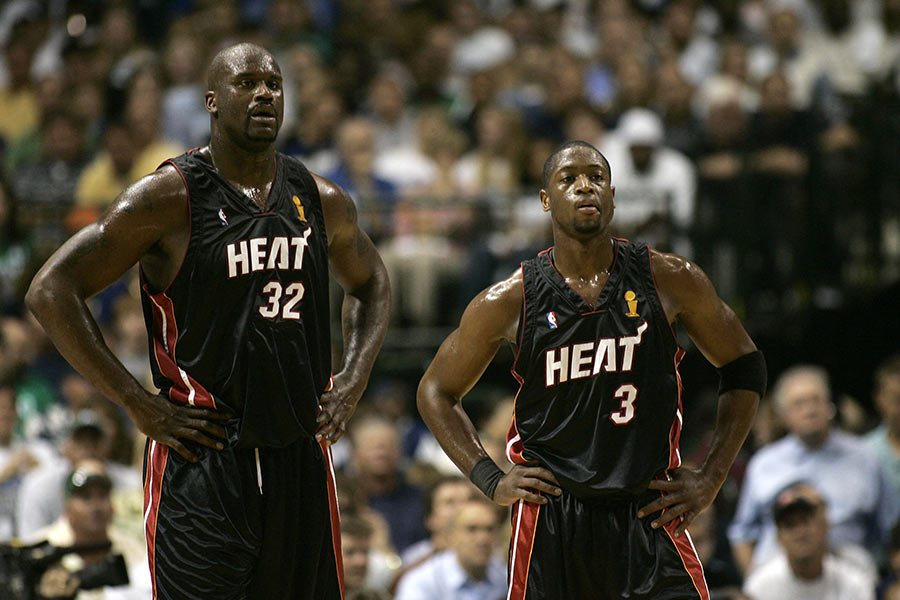 Shaquille O Neal und Dwyane Wade stehen auf dem Feld nebeneinander