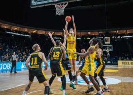 Viele Basketballspieler unter dem Korb