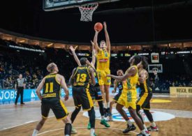 Viele Basketballspieler unter dem Korb