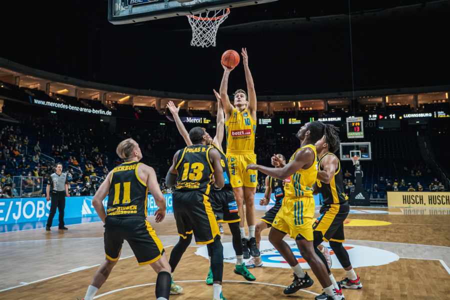 Viele Basketballspieler unter dem Korb