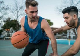 Zwei Leute duellieren sich in einem Basketball eins gegen eins