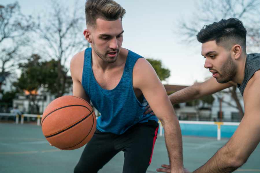 Zwei Leute duellieren sich in einem Basketball eins gegen eins