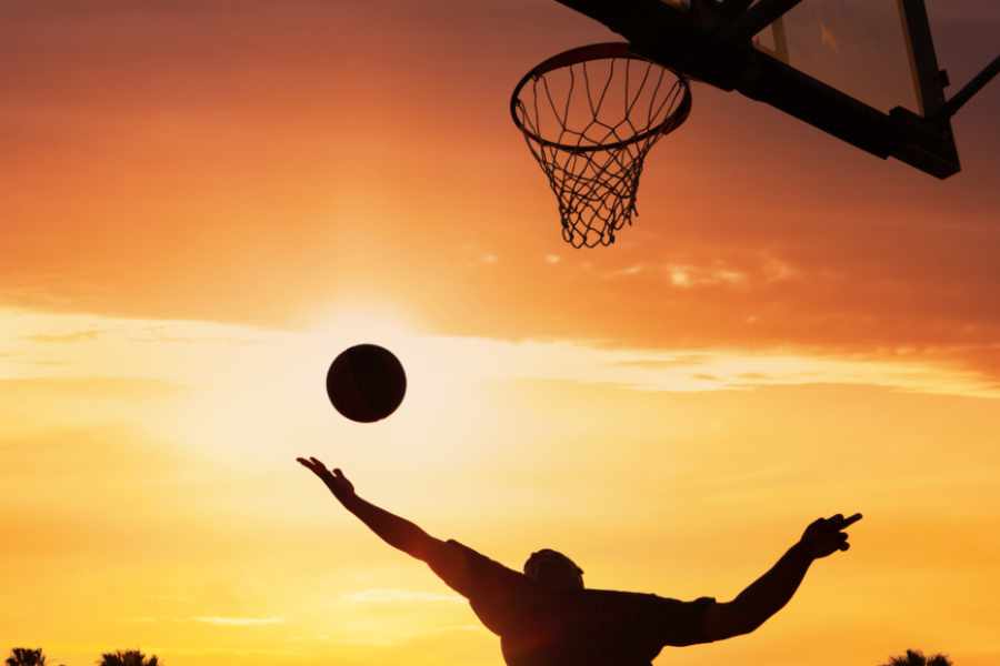 Ein Basketball-Rebound im Freien während eines Sonnenuntergangs