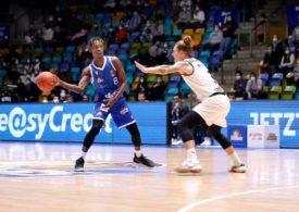 Auf dem Basketballfeld spielen die NINERS Chemnitz gegen die Fragport Skyliners