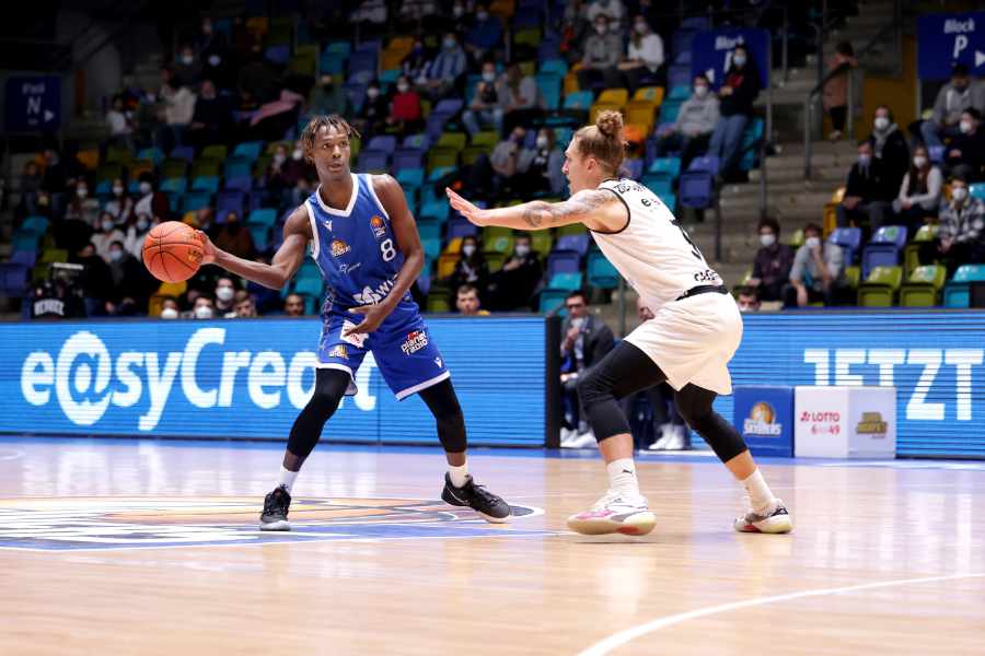 Auf dem Basketballfeld spielen die NINERS Chemnitz gegen die Fragport Skyliners