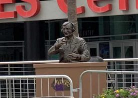 Aufnahme der Chick Hearn Statue