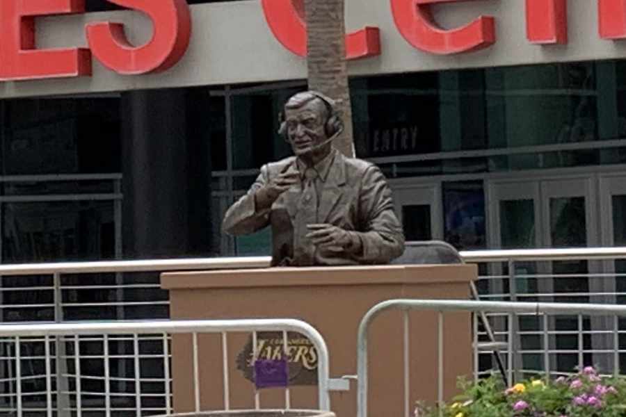 Aufnahme der Chick Hearn Statue