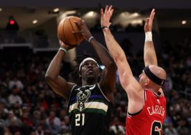 Jrue Holiday von den Milwaukee Bucks wird von Alex Caruso Chicago Bulls am werfen gehindert