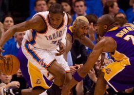 Kevin Durant und Kobe Bryant kämpfen um den Ball im Spiel Oklahoma vs Lakers