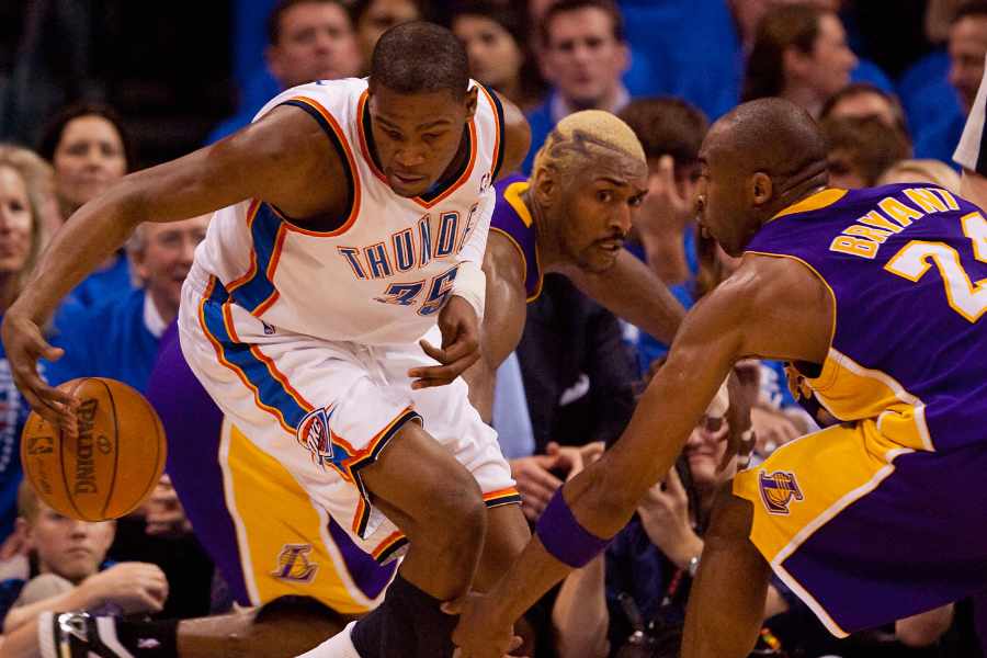 Kevin Durant und Kobe Bryant kämpfen um den Ball im Spiel Oklahoma vs Lakers