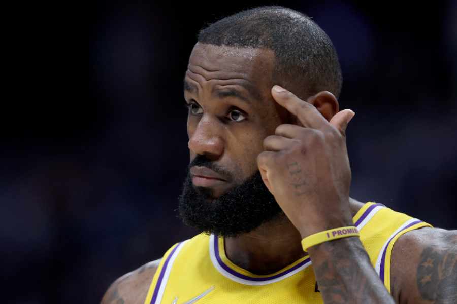 Lebron James fasst sich mit der Hand an den Kopf