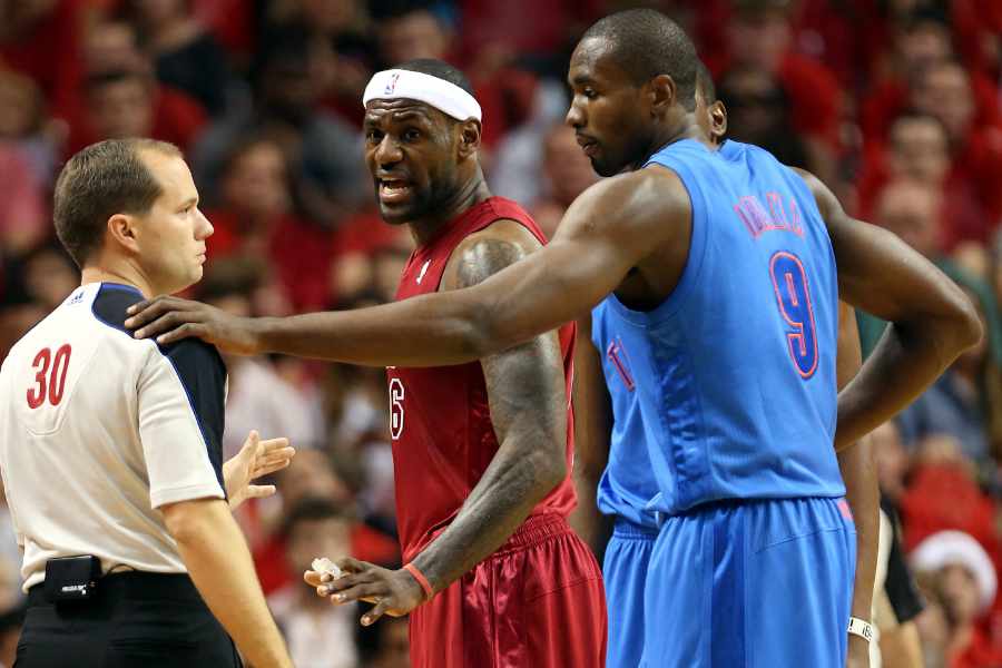 Lebron James und Serge Ibaka diskutieren mit einem Schiedsrichter