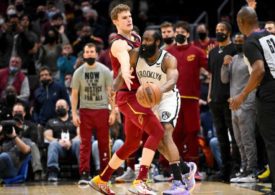 Zwei Basketballspieler der Markkanen Cavaliers und Harden Nets kämpfen um den Ball