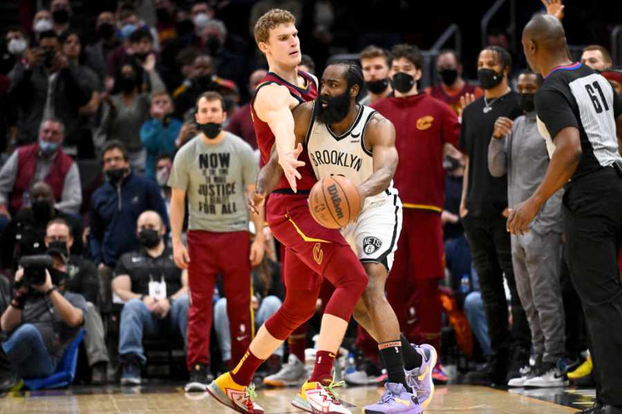 Zwei Basketballspieler der Markkanen Cavaliers und Harden Nets kämpfen um den Ball