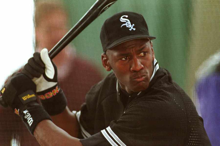 Nahaufnahme von Michael Jordan wie er Baseball spielt