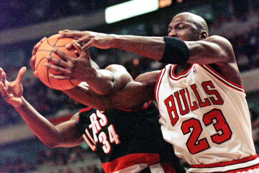 Michael Jordan kämpft mit einem Gegenspieler um den Ball