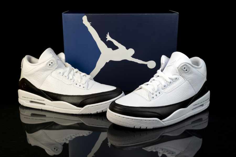 Nike Air Jordan III mit dem Karton im Hintergrund