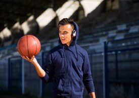 Basketballer mit Ball und Kopfhörern