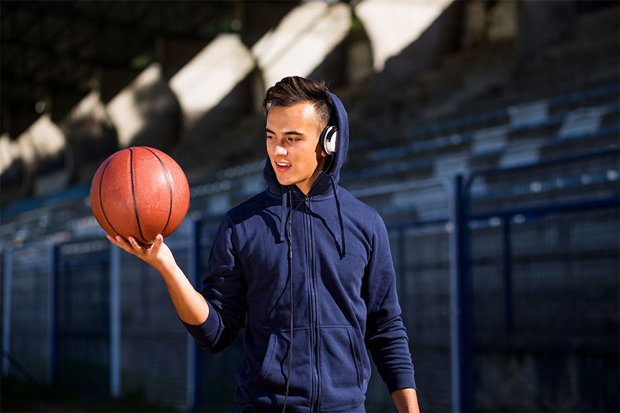 Basketballer mit Ball und Kopfhörern