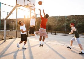 Basketballer werfen ein paar Körbe