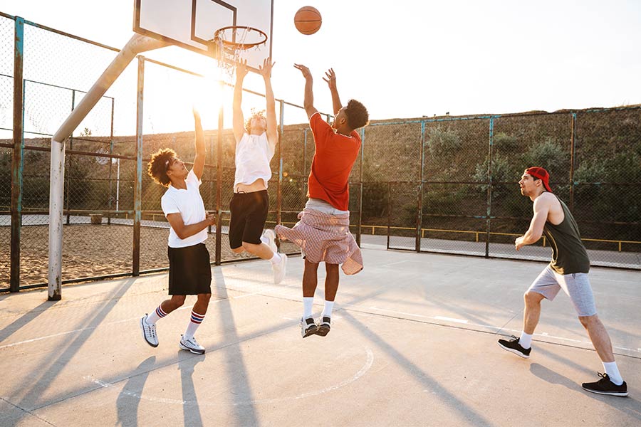 Basketballer werfen ein paar Körbe