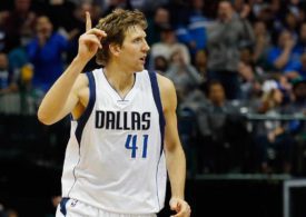 Dirk Nowitzki läuft und jubelt mit dem Zeigefinger oben