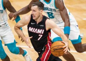 Goran Dragic auf dem Spielfeld mit Ball in der Hand