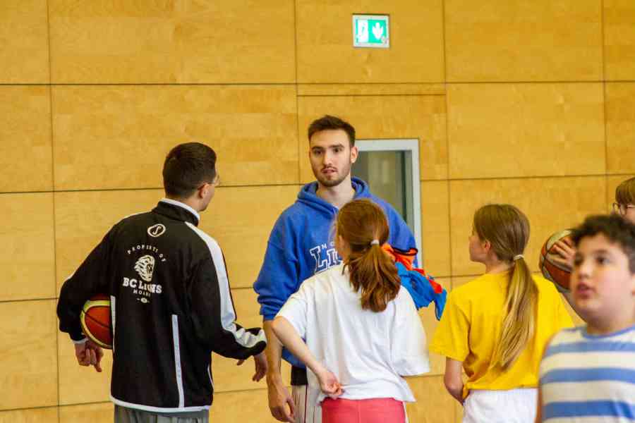 BC Lions Moabits trainieren mit Kindern