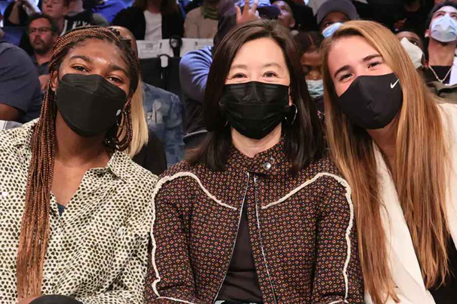 Drei weibliche Basketball-Funktionäre mit Corona-Masken