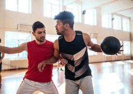 Ein Basketball Zweikampf in der Turnhalle