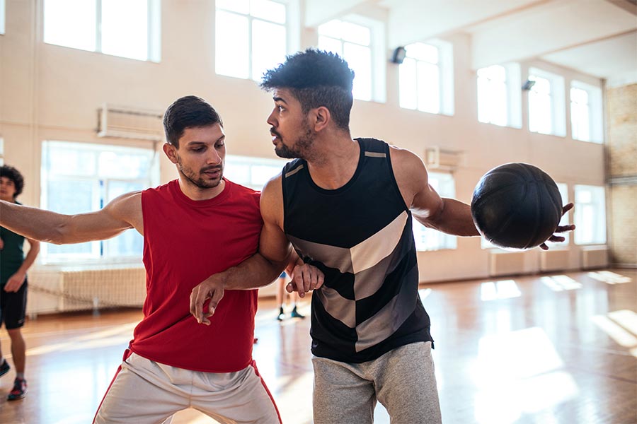 Ein Basketball Zweikampf in der Turnhalle