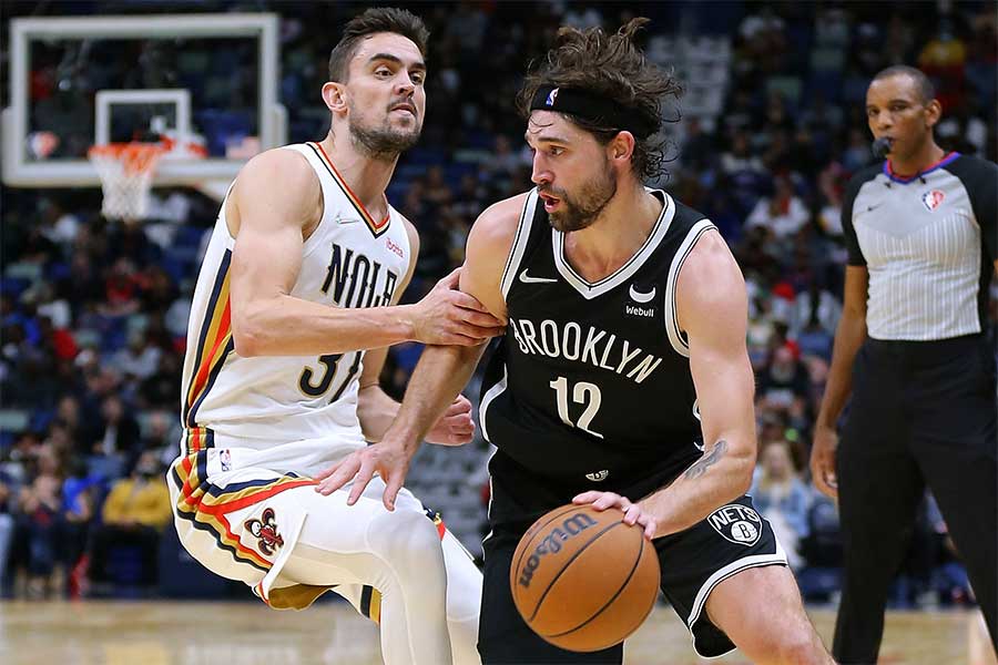 Joe Harris in einem Ball Austausch gegen Tomas Satoransky