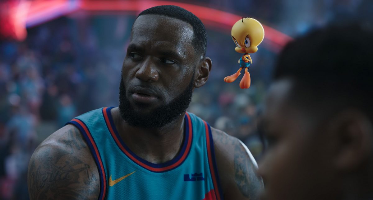 LeBron James steht neben Tweety