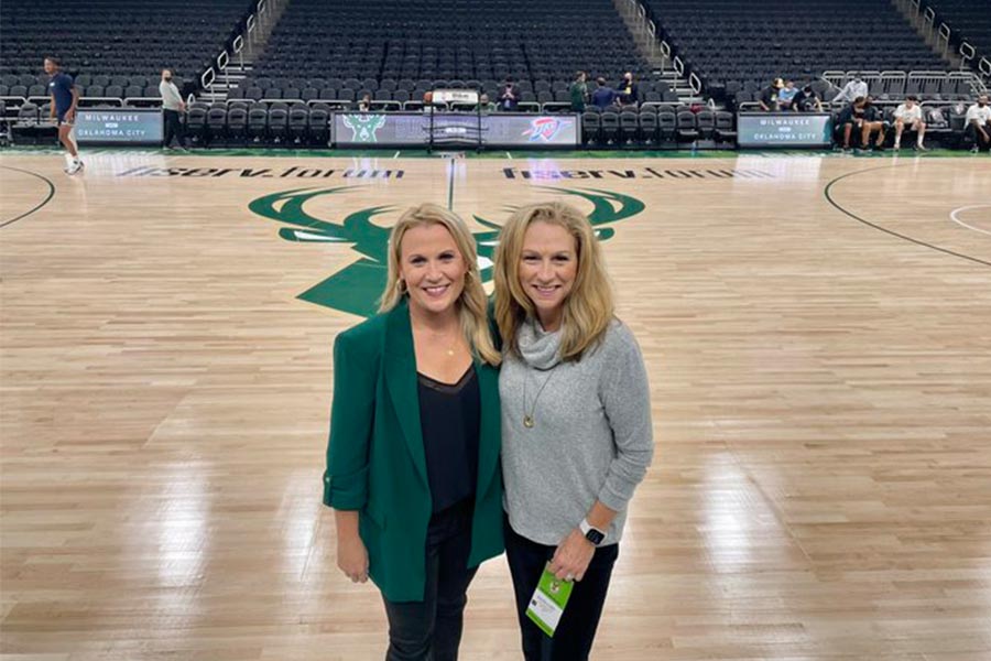 Lisa Byington Kate Scott Posen auf den Basketballfeld für die Kamera