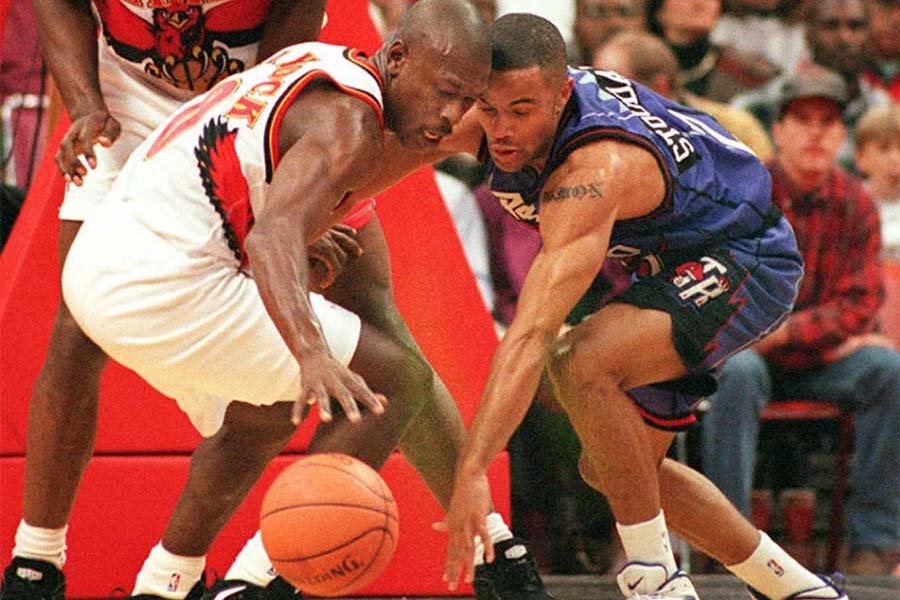 Mookie Blaylock spielt gegen Damon Stoudamire um den Ball