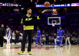 Ben Simmons wirft Basketball auf dem Basketballfeld