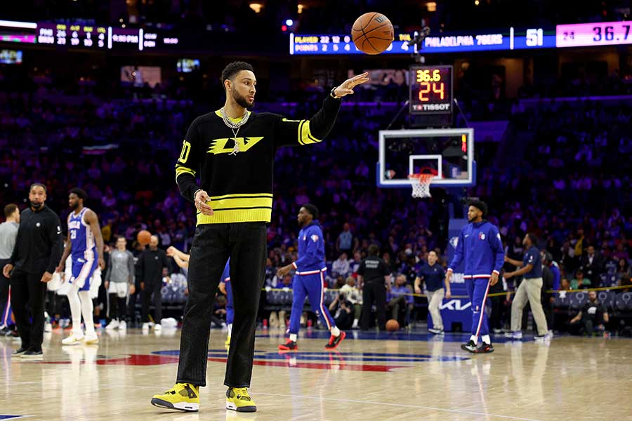 Ben Simmons wirft Basketball auf dem Basketballfeld