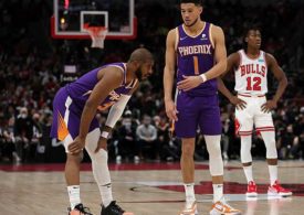 Chris Paul und Devin Booker auf dem Basketballfeld