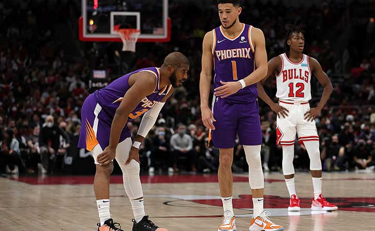 Chris Paul und Devin Booker auf dem Basketballfeld