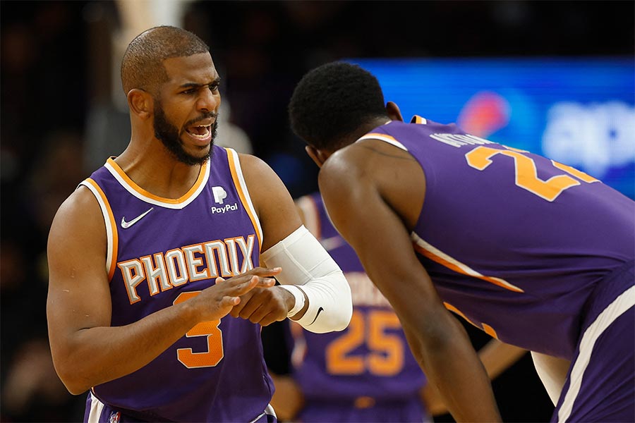 Chris Paul bespricht sich mit seinem Teamkollegen Deandre Ayton