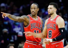 Demar Derozan und Zach Lavine von den Chicago Bulls stimmen sich ab