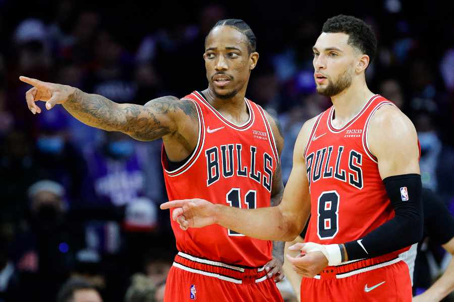 Demar Derozan und Zach Lavine von den Chicago Bulls stimmen sich ab