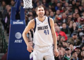 Nahaufnahme von Dirk Nowitzki wie er auf dem Spielfeld lächelt