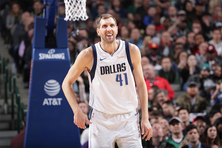 Nahaufnahme von Dirk Nowitzki wie er auf dem Spielfeld lächelt