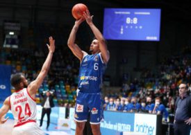 FRAPORT SKYLINERS gegen s.Oliver Würzburg: Fraportspieler Len Schoorman beim Korbwurf