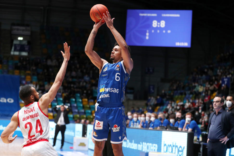 FRAPORT SKYLINERS gegen s.Oliver Würzburg: Fraportspieler Len Schoorman beim Korbwurf