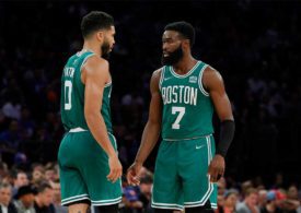 Jaylen Brown und Jayson Tatum stehen sich gegenüber