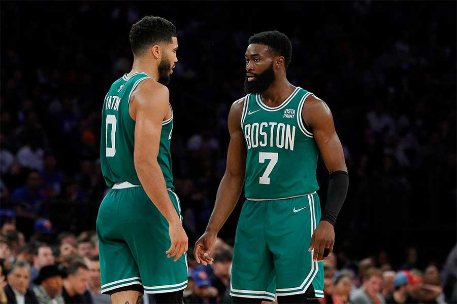 Jaylen Brown und Jayson Tatum stehen sich gegenüber